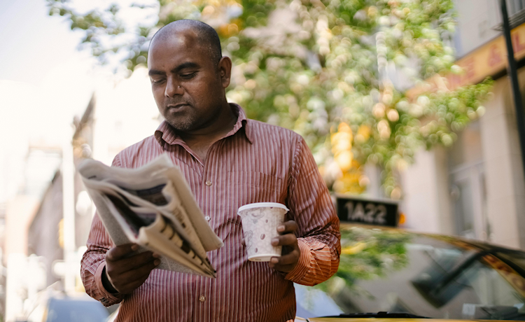 PensioenActueel april 2025 Man leest krant