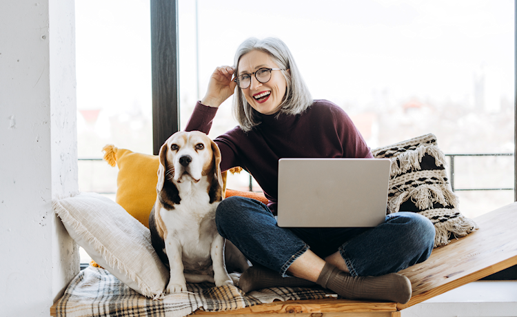 Oudere dame met beagle